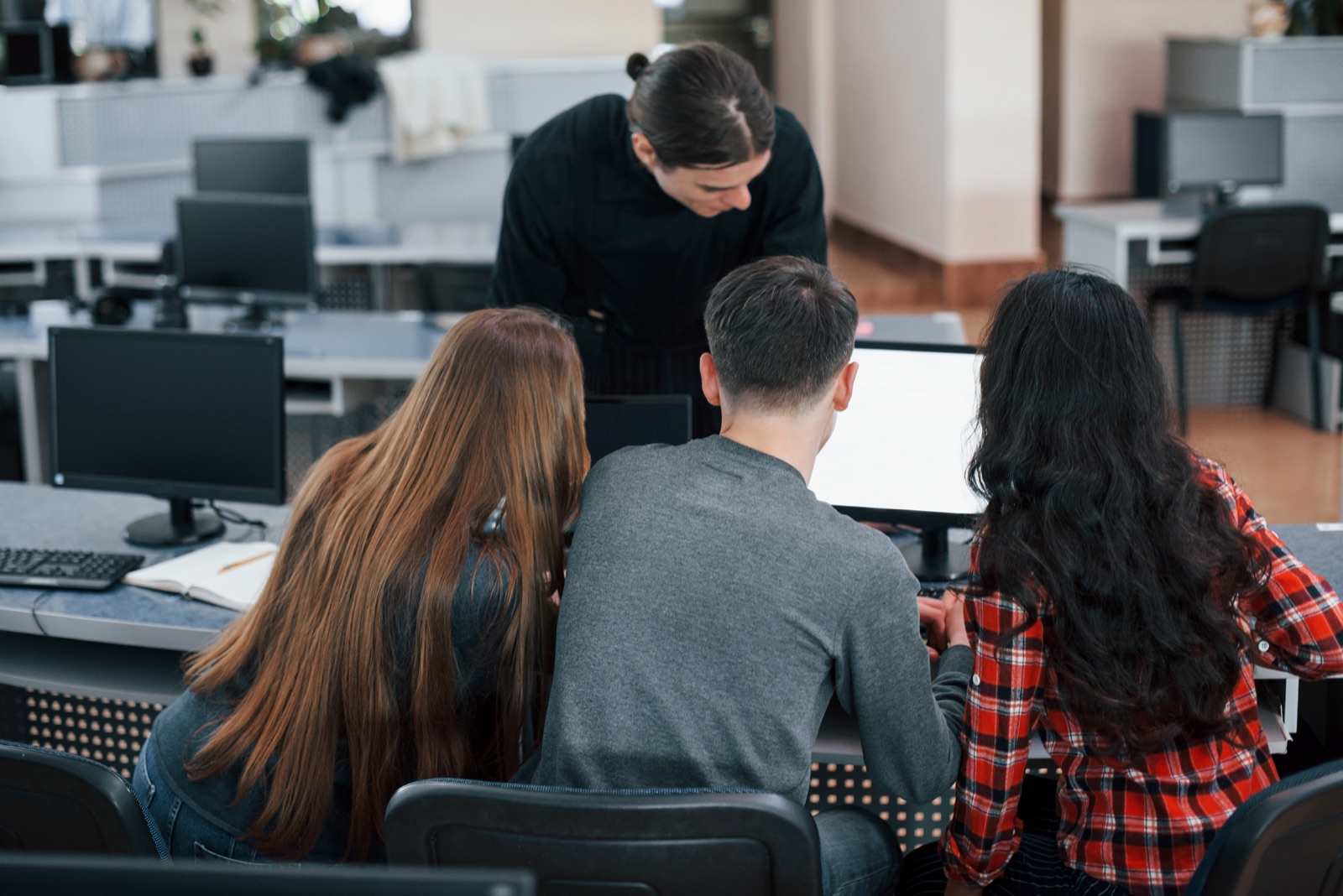 Equipo de Vleeko trabajando una estrategia de marketing digital